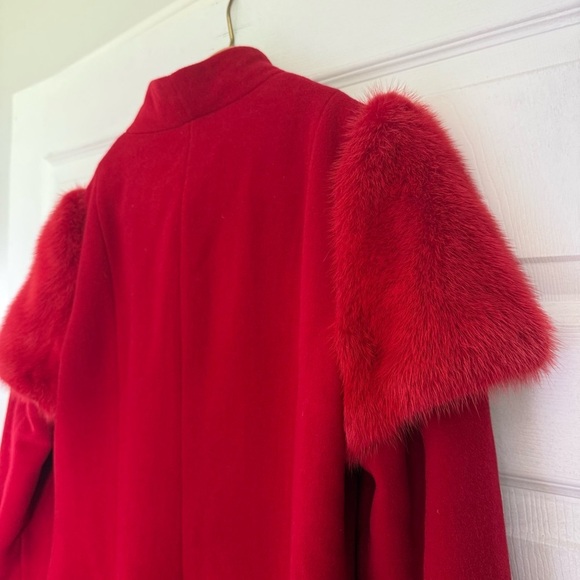 Frizman red virgin wool wrap coat with fur shoulder detail - size Medium - Picture 10 of 13